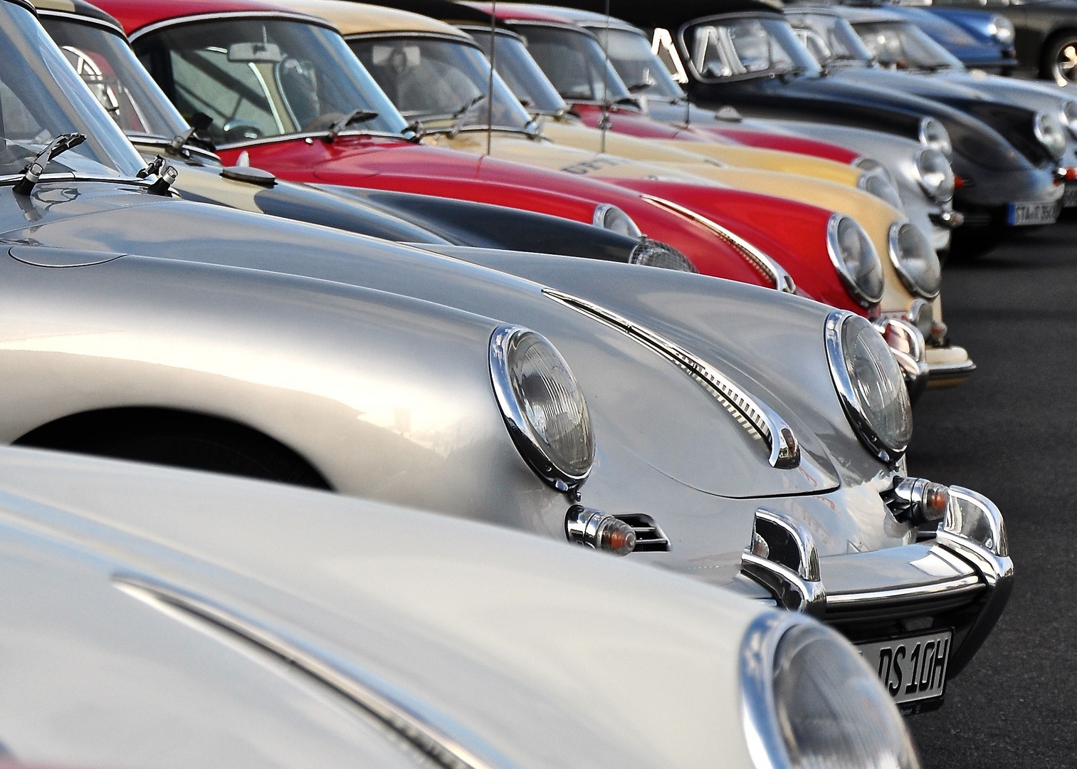 Die Porsche-Parade - in Reih und Glied lauter Porsche 356