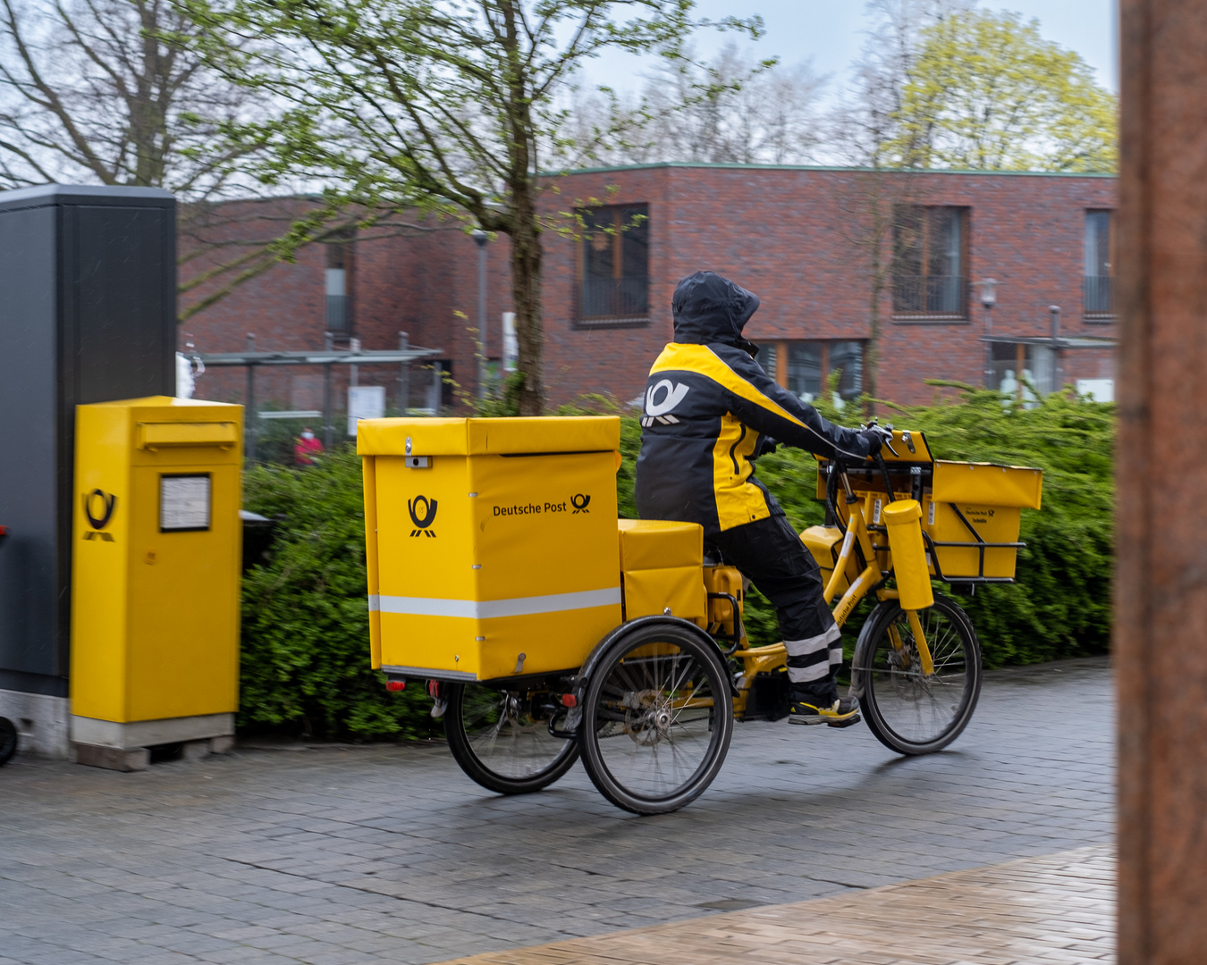 Die Post kommt Foto & Bild streetfotografie mit menschen, menschen, streetfotografie Bilder Die Post kommt Foto & Bild streetfotografie mit menschen, menschen, streetfotografie Bilder