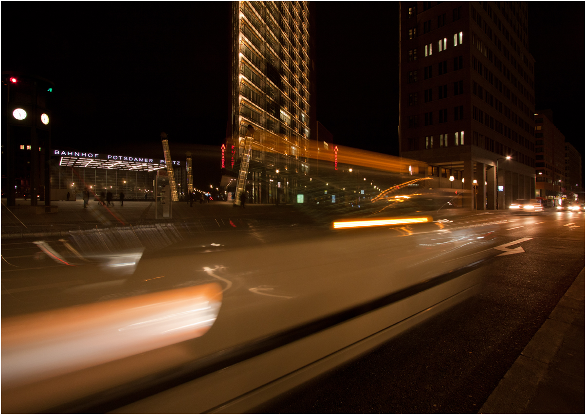 die Potsdamer Straße am Abend