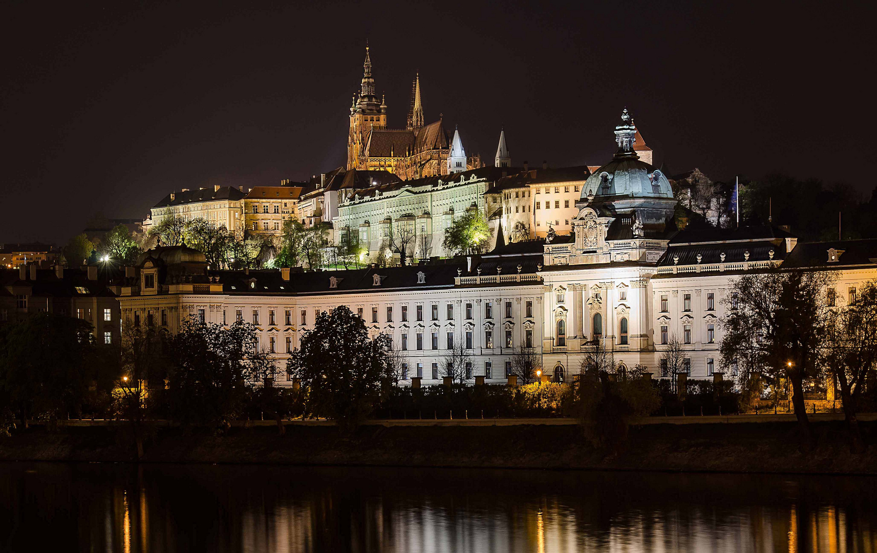 Die Prager Burg bei Nacht