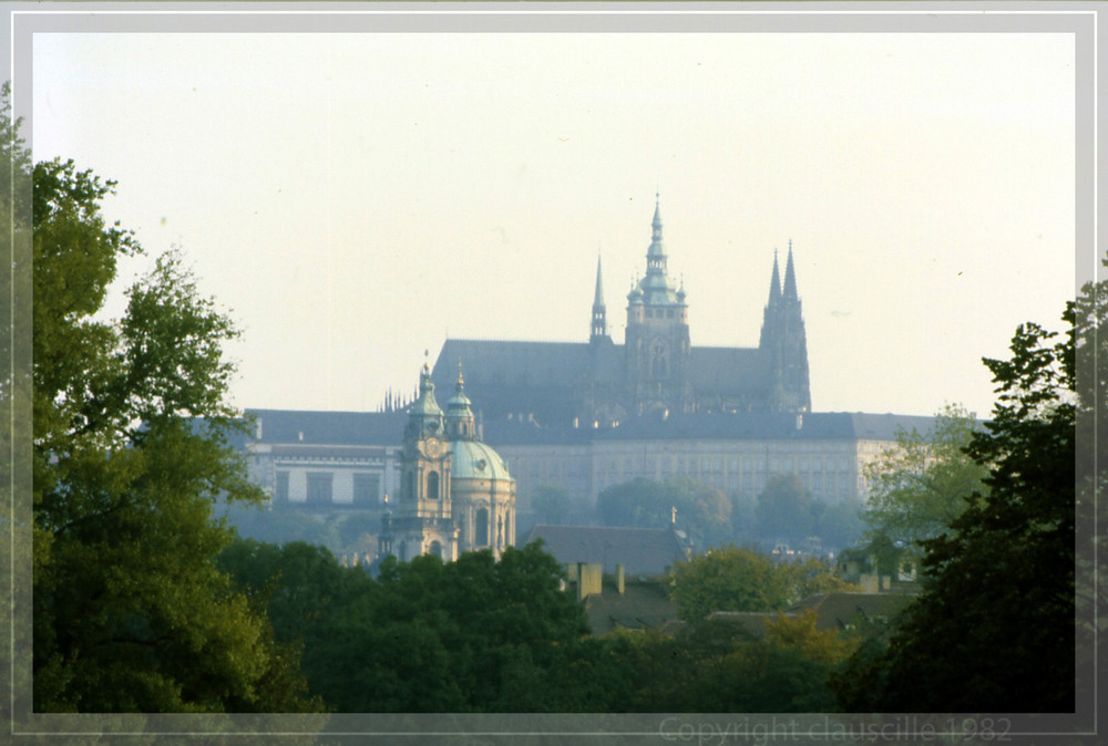 Die Prager Burg (Hradzin) im morgendlichen Dunst...