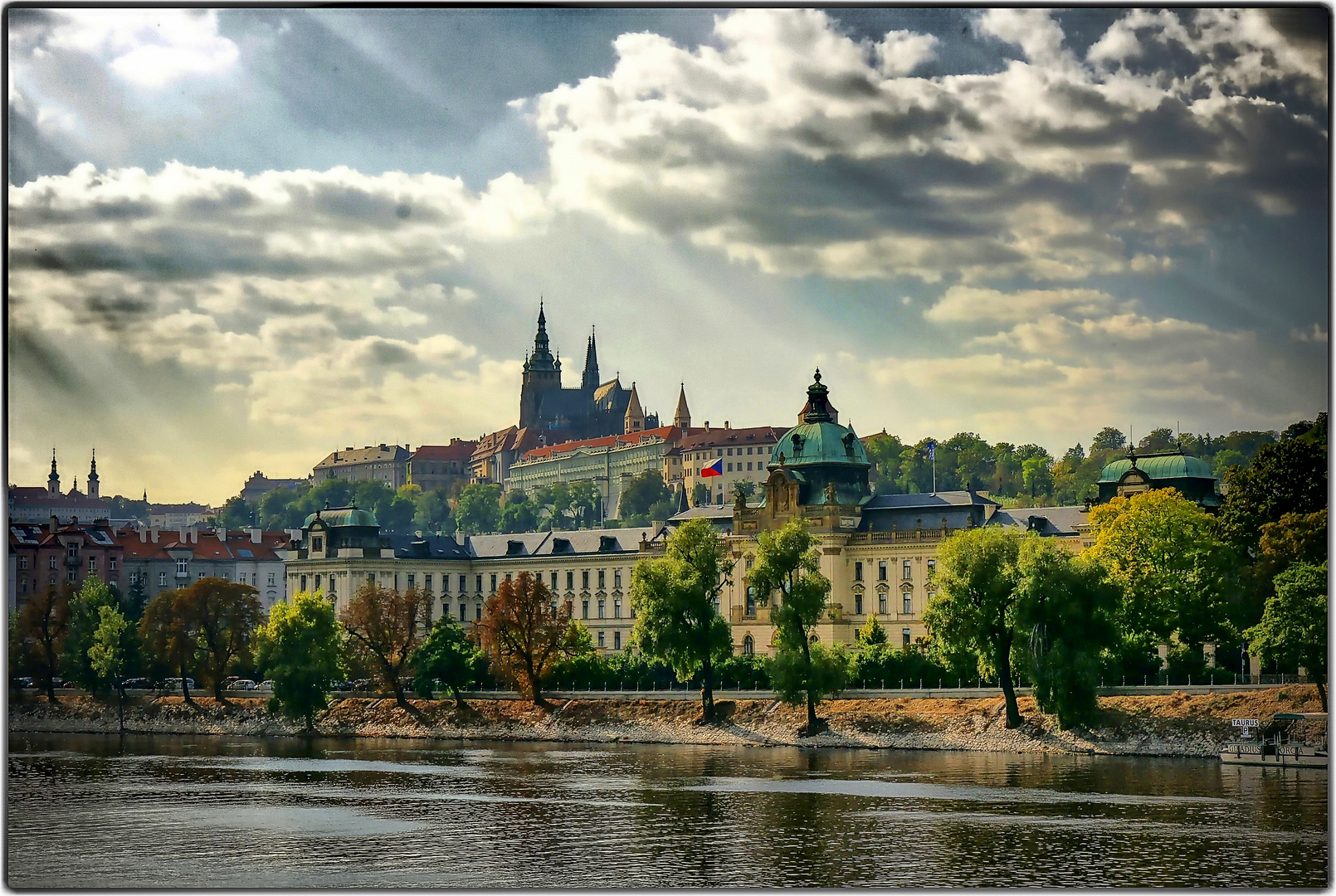 Die Prager Burg Uber Der Moldau Am Abend Foto Bild World Burgberg Prag Bilder Auf Fotocommunity