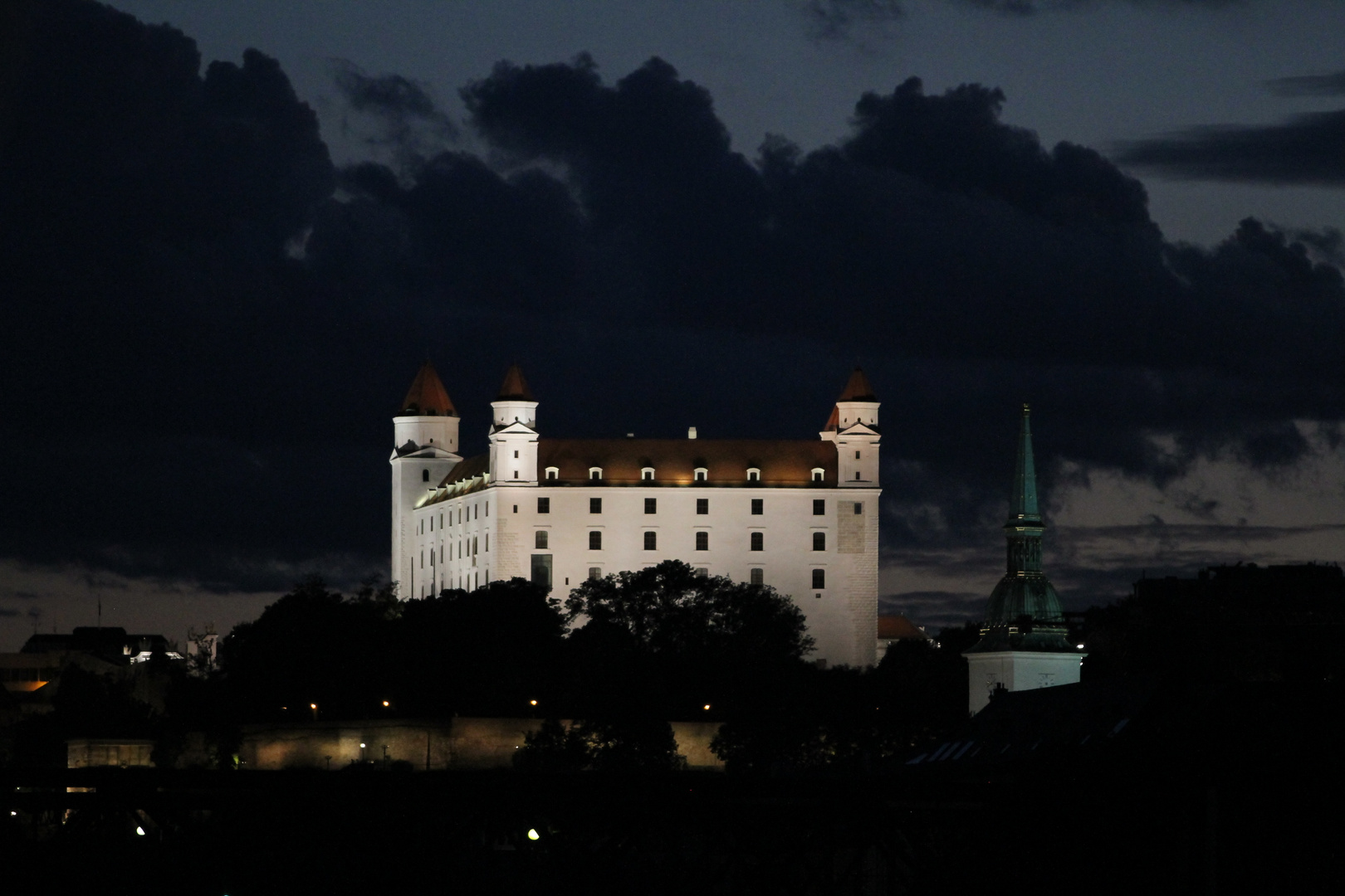 Die Pressburg von Bratislava am Abend