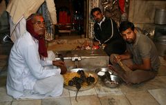 die Priester des Deshnok-Karni-Mata-Tempel (Rattentempel)