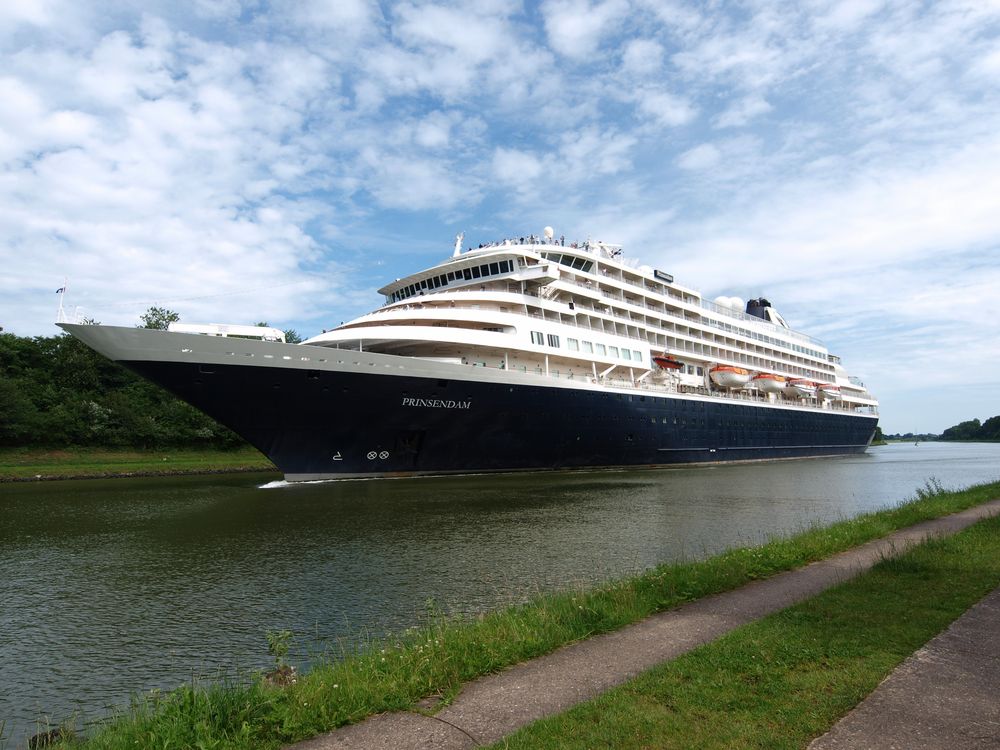 Die PRINSENDAM in der Weitwinkelperspektive.