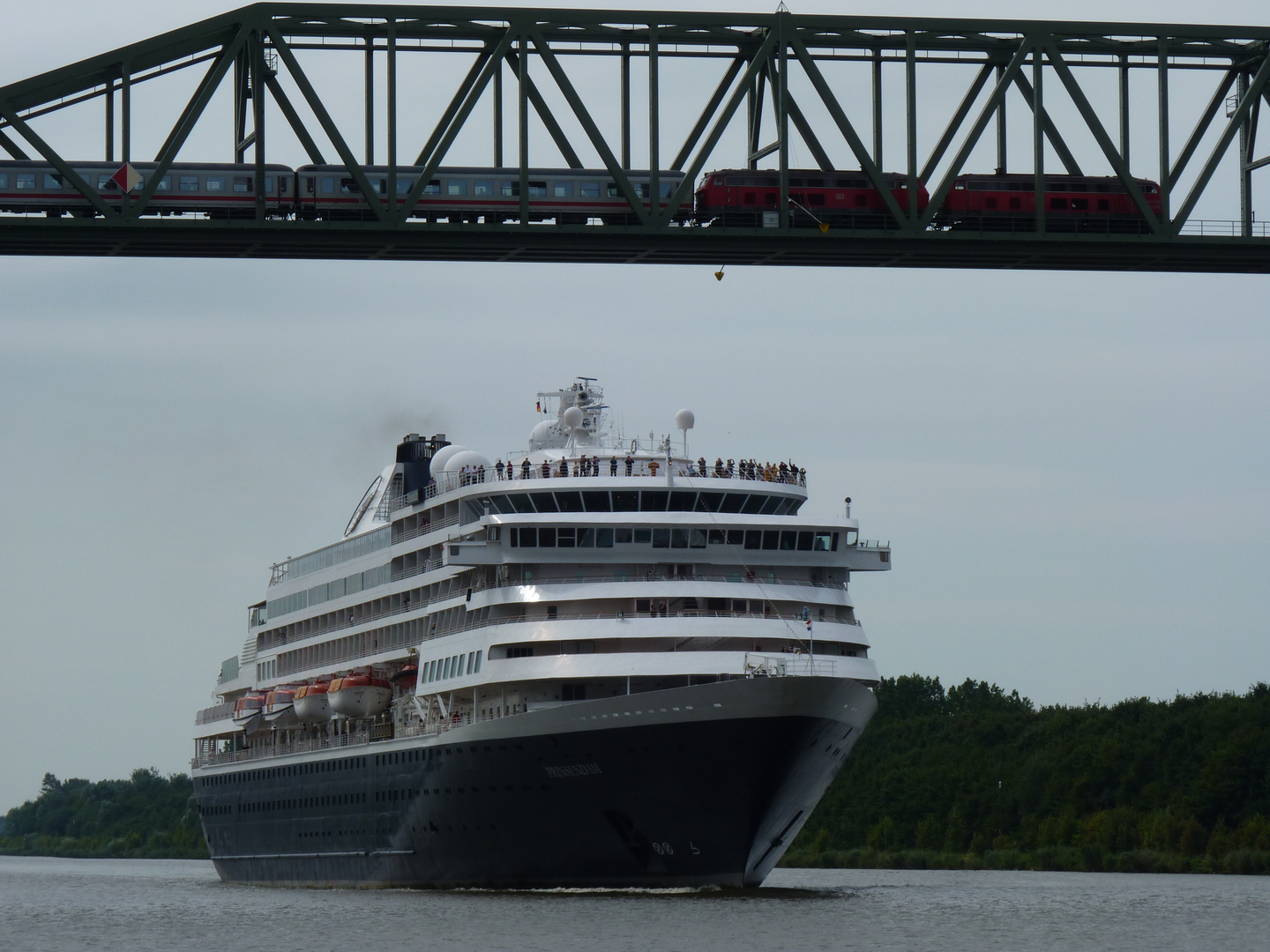 DIE PRINSENDAM  UNTEN  UND  DIE  BAHN  FÄHRT  DRÜBERWEG