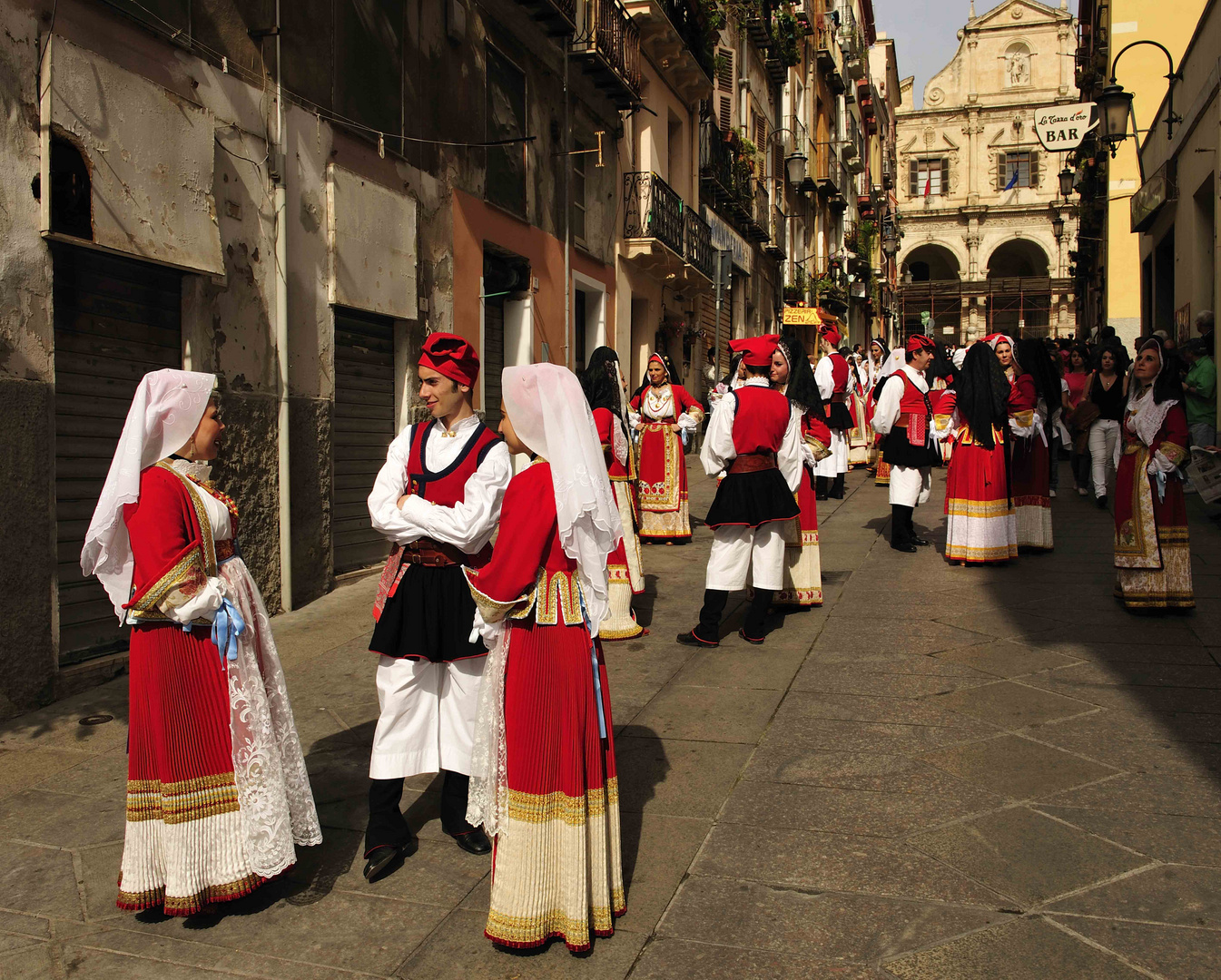 Die Prozession geht durch die Altstadt von Cagliari