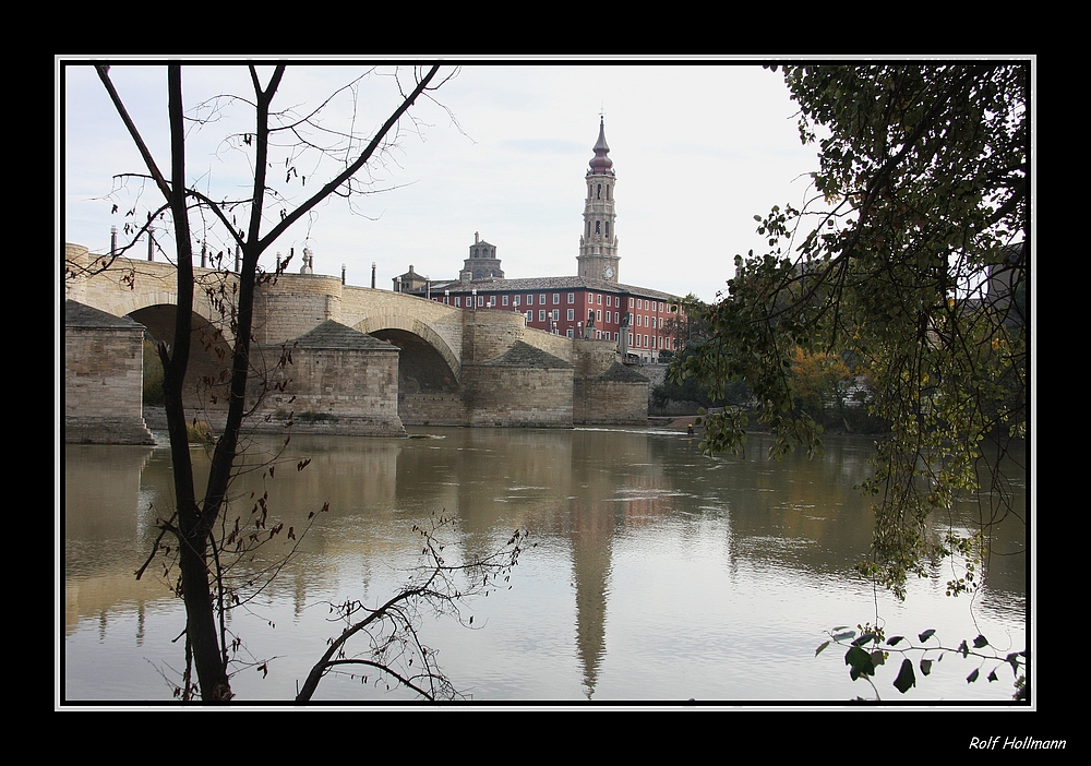 Die Puente de Piedra mit der Kirche La Seo in Zaragoza