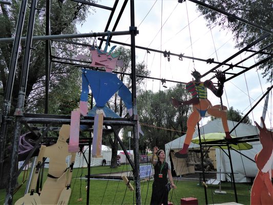 Die Puppen tanzen lassen....