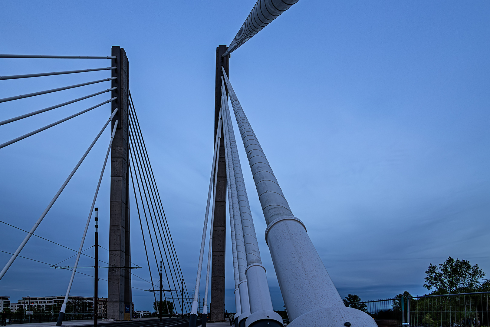 Die Pylone der Kaiser-Otto-Brücke...