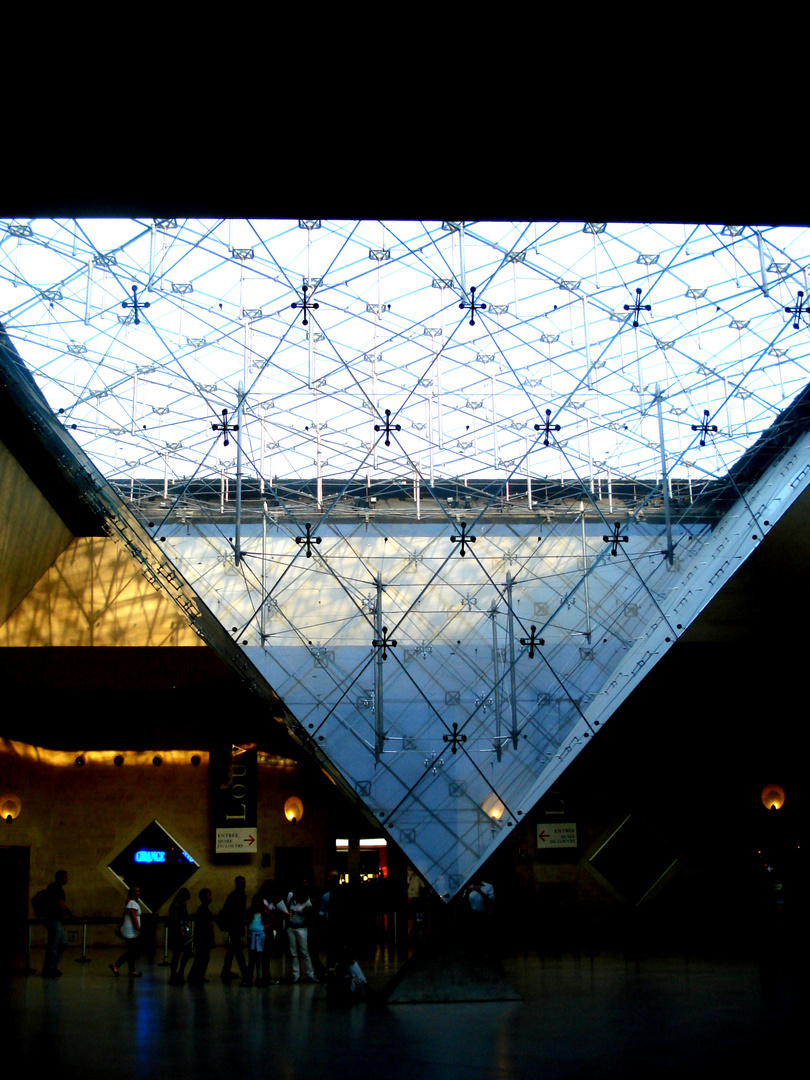 Die Pyramide des Louvre mal von unten gesehen