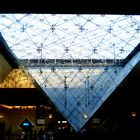 Die Pyramide des Louvre mal von unten gesehen