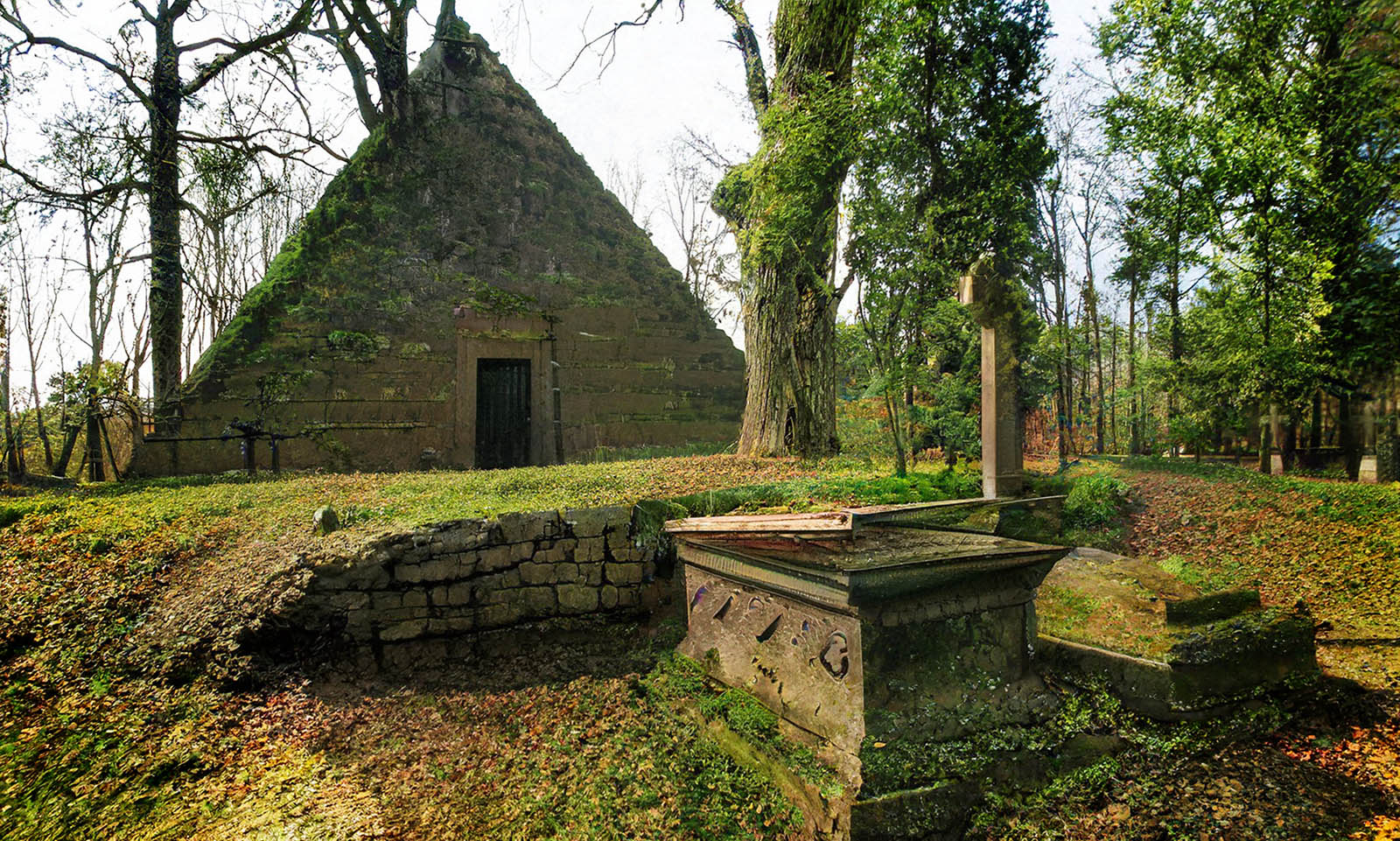 Die Pyramide im Wald