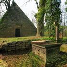 Die Pyramide im Wald