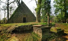 Die Pyramide im Wald