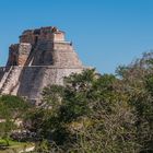 Die Pyramide überragt den Dschungel