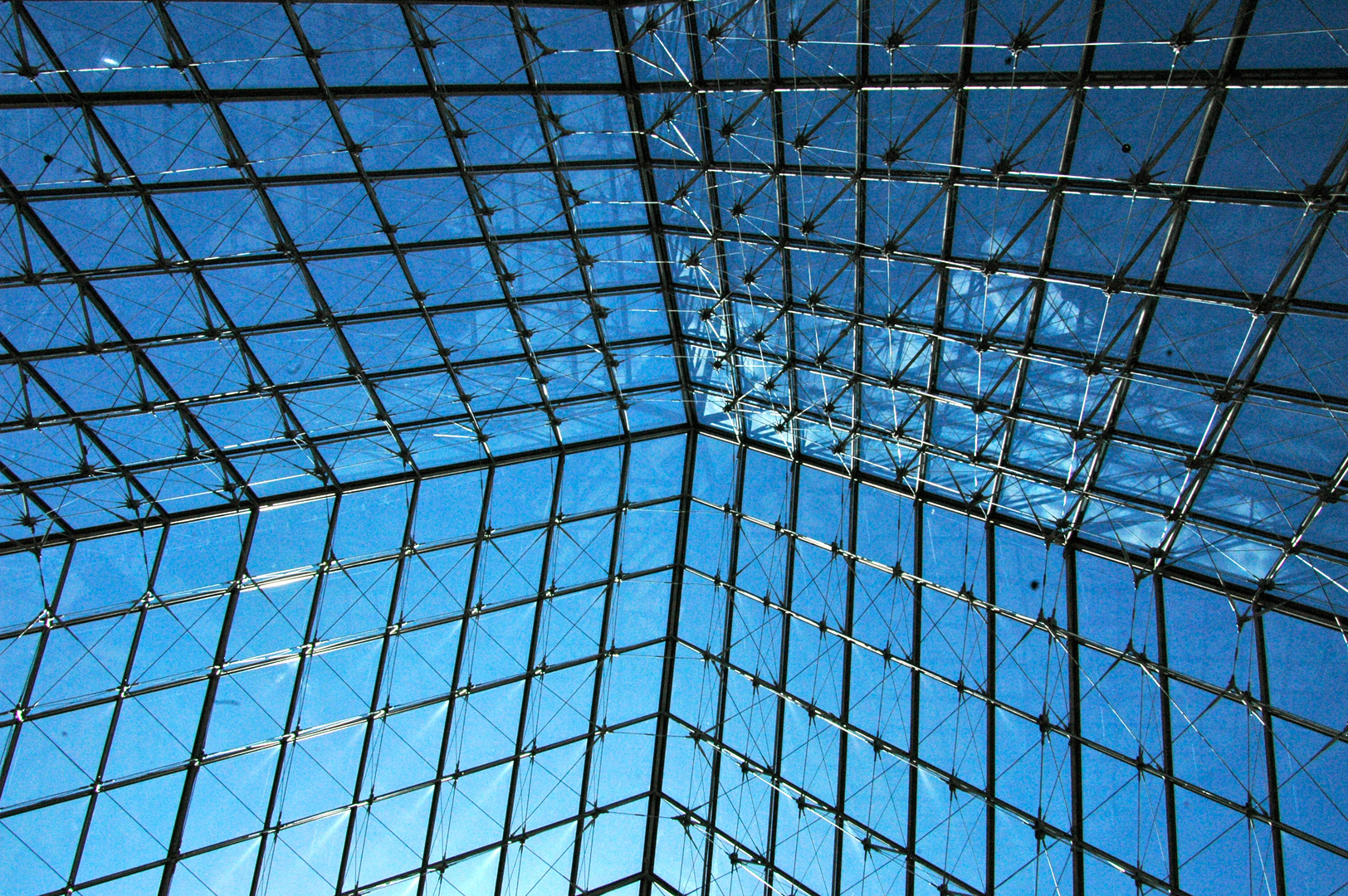 Die Pyramide vorm Louvre