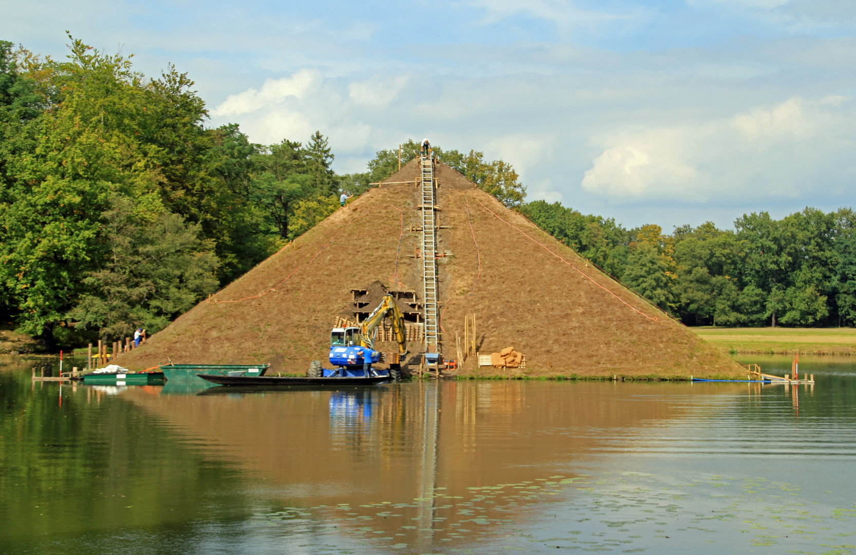 Die Pyramidenbauer vom Branitzer Park bei Cottbus