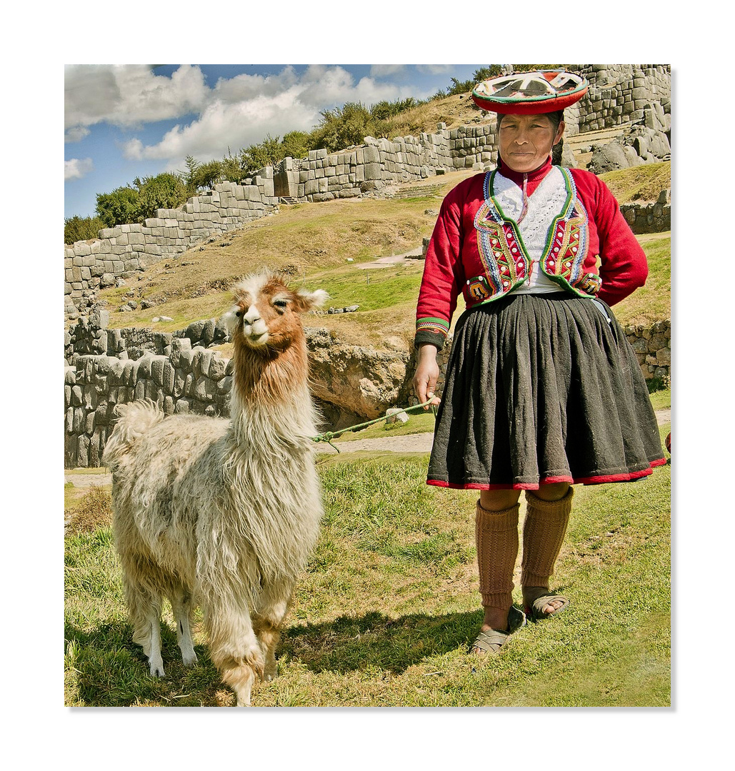 Die Quechua-Indianer-Frau mit Alpaca in Sacsayhuaman, Cusco