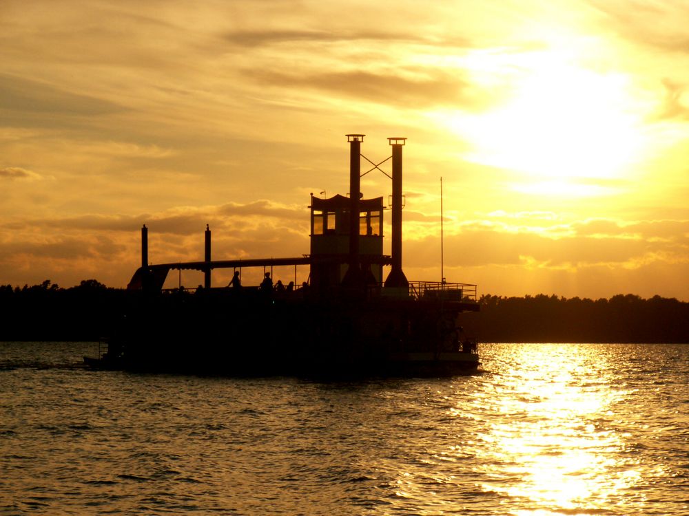 Die Queen auf dem Arendsee im abendlichen Gegenlicht