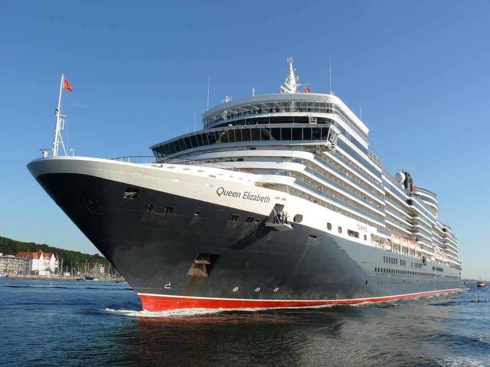 Die "Queen Elizabeth " beim Erstanlauf am 24.07.2012 im Kieler Hafen