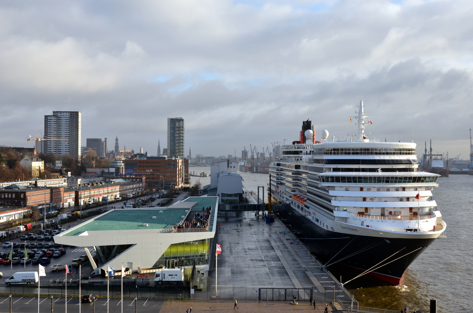 Die Queen Elizabeth im Hamburger Hafen