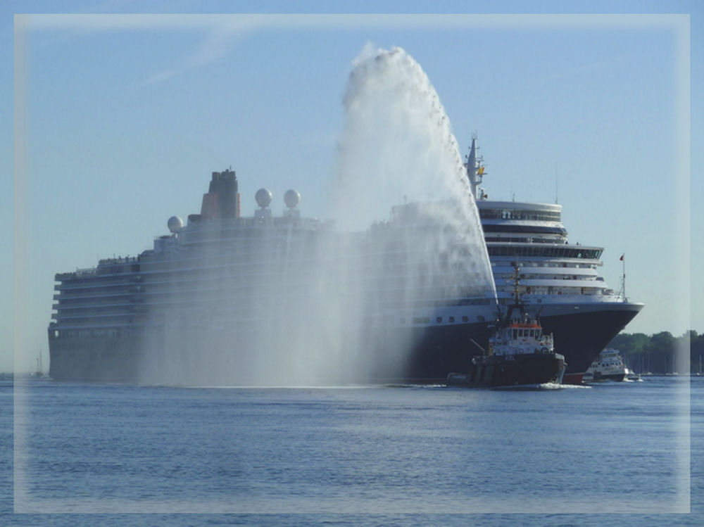 Die "Queen Elizabeth" in Kiel