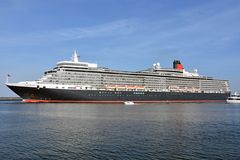 Die "Queen Elizabeth" verlässt Warnemünde (1)