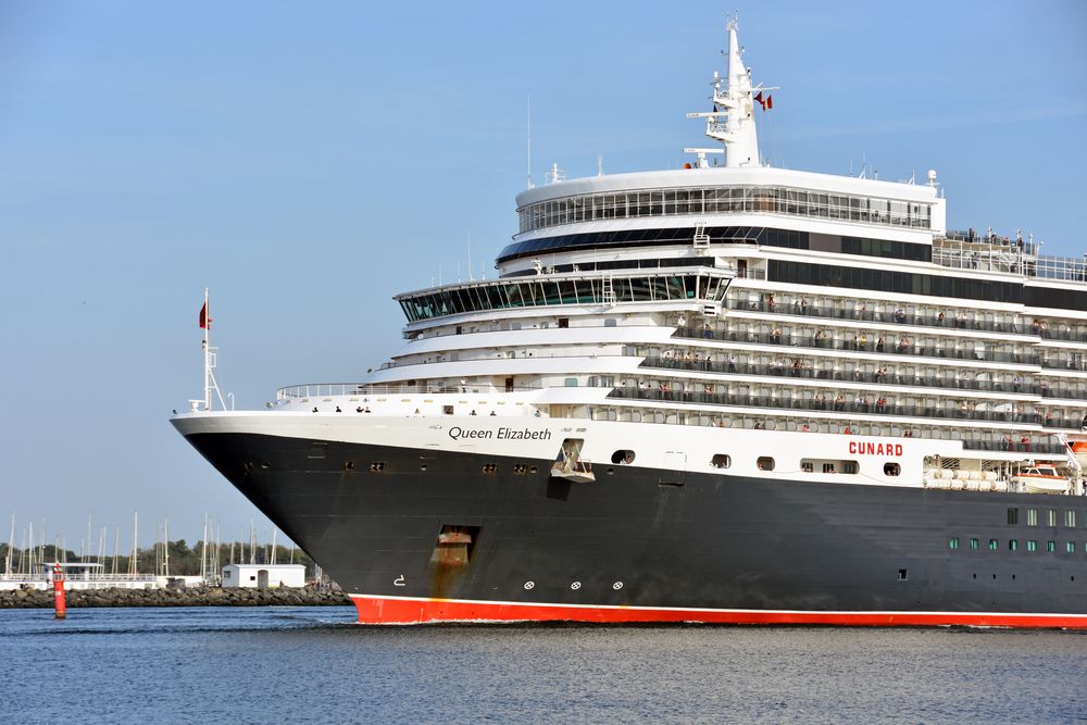 Die "Queen Elizabeth" verlässt Warnemünde (2)