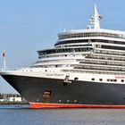 Die "Queen Elizabeth" verlässt Warnemünde (2)