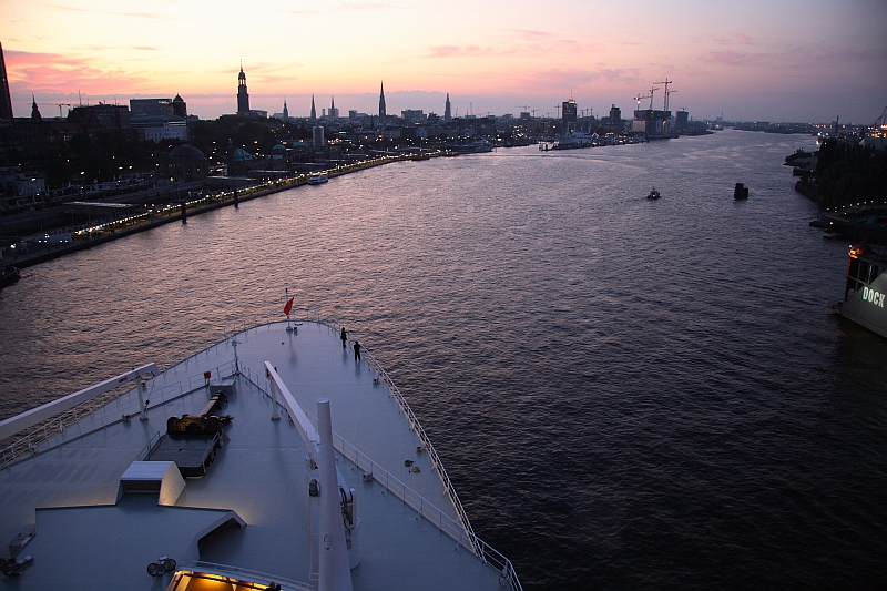 Die Queen kommt die Elbe hoch