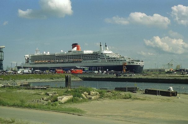 Die Queen Mary 2 am neuen Kreuzfahrtterminal