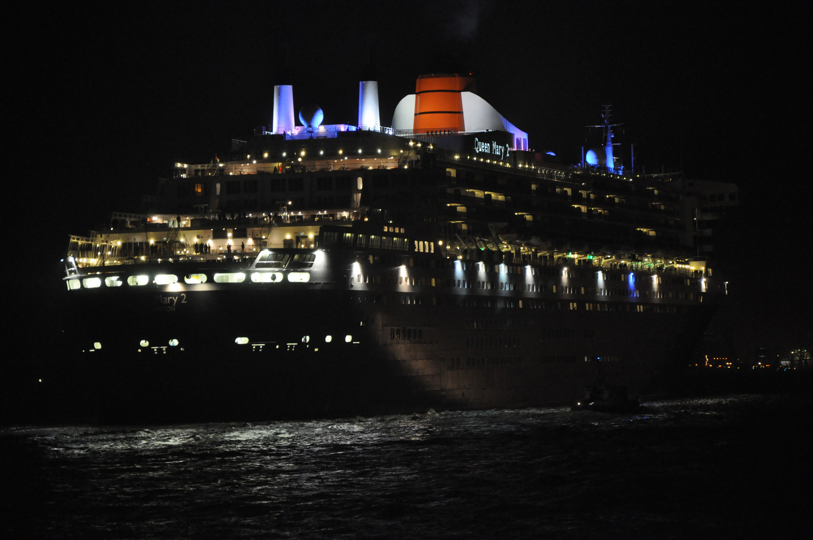 Die Queen Mary 2 beim Einlauf in den Hamburger Hafen