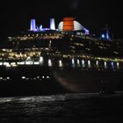 Die Queen Mary 2 beim Einlauf in den Hamburger Hafen