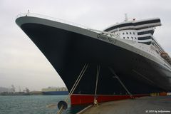 Die Queen Mary 2 im Khalifa Bin Salman Port, Bahrain (1)