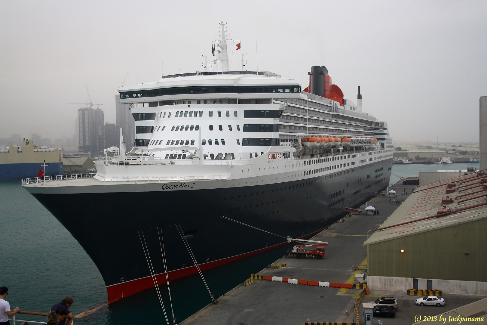 Die Queen Mary 2 im Khalifa Bin Salman Port, Bahrain