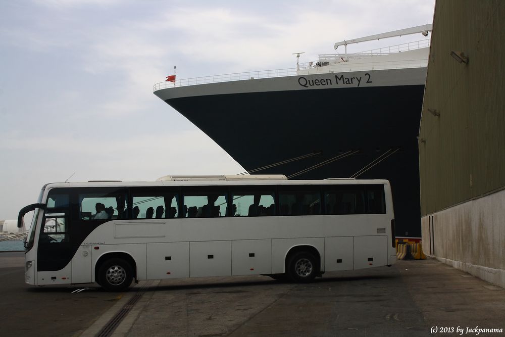 Die Queen Mary 2 im Khalifa Bin Salman Port, Bahrain (2)