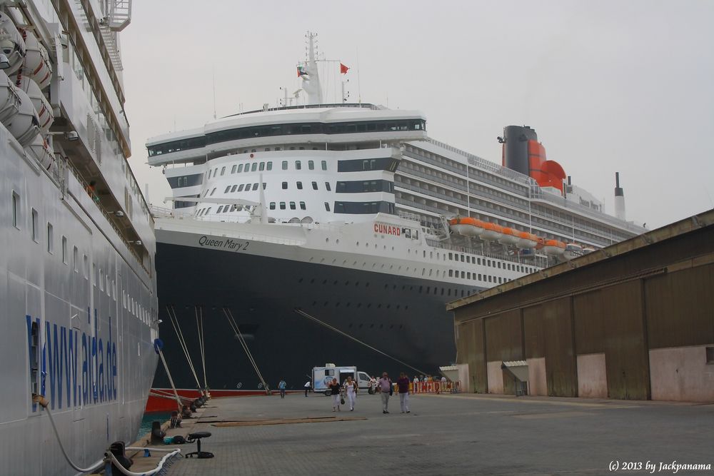 Die Queen Mary 2 im Khalifa Bin Salman Port, Bahrain (3)