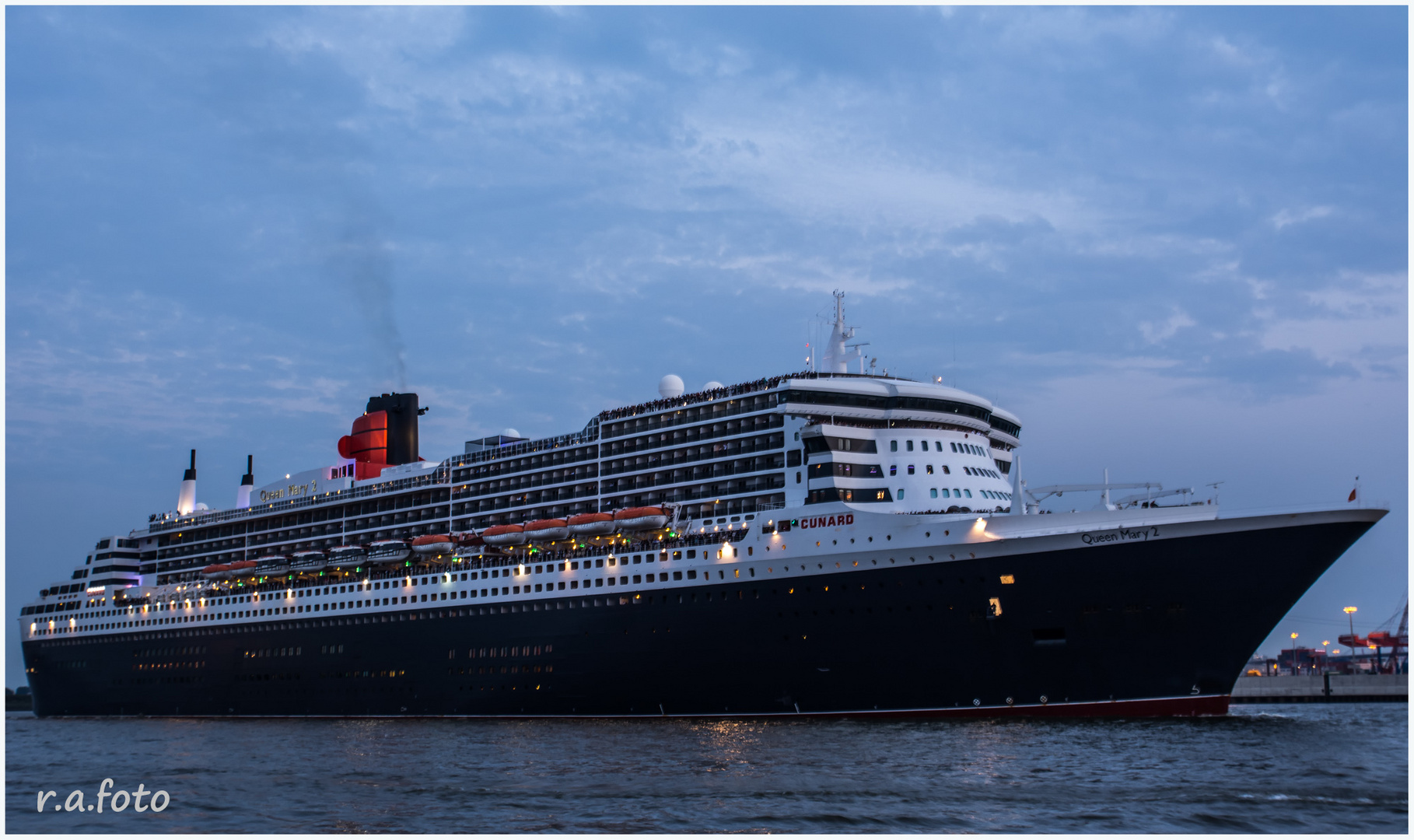 Die Queen Mary 2 läuft aus