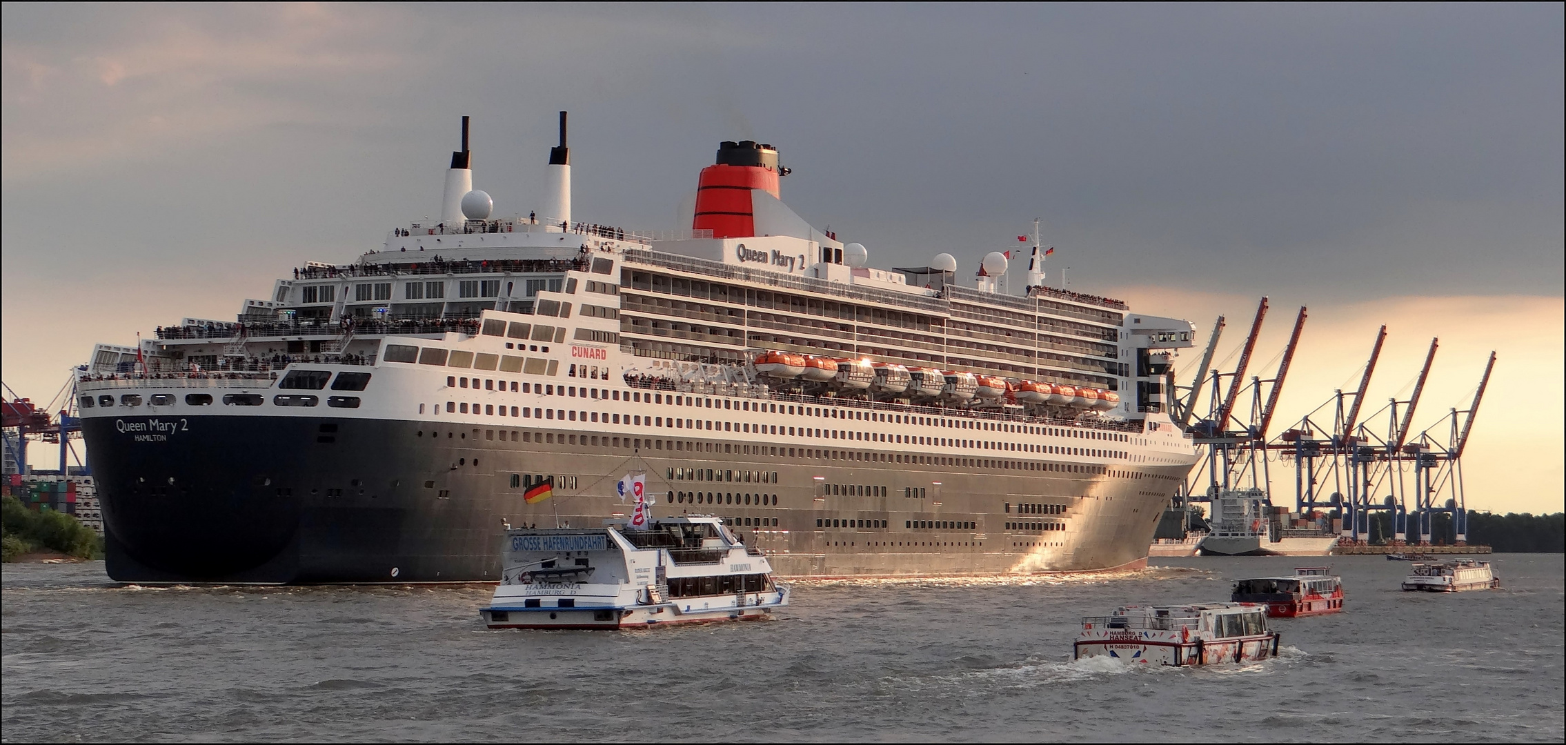 die "QUEEN MARY 2" mit Geleit.....