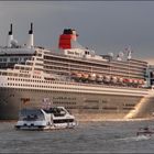 die "QUEEN MARY 2" mit Geleit.....