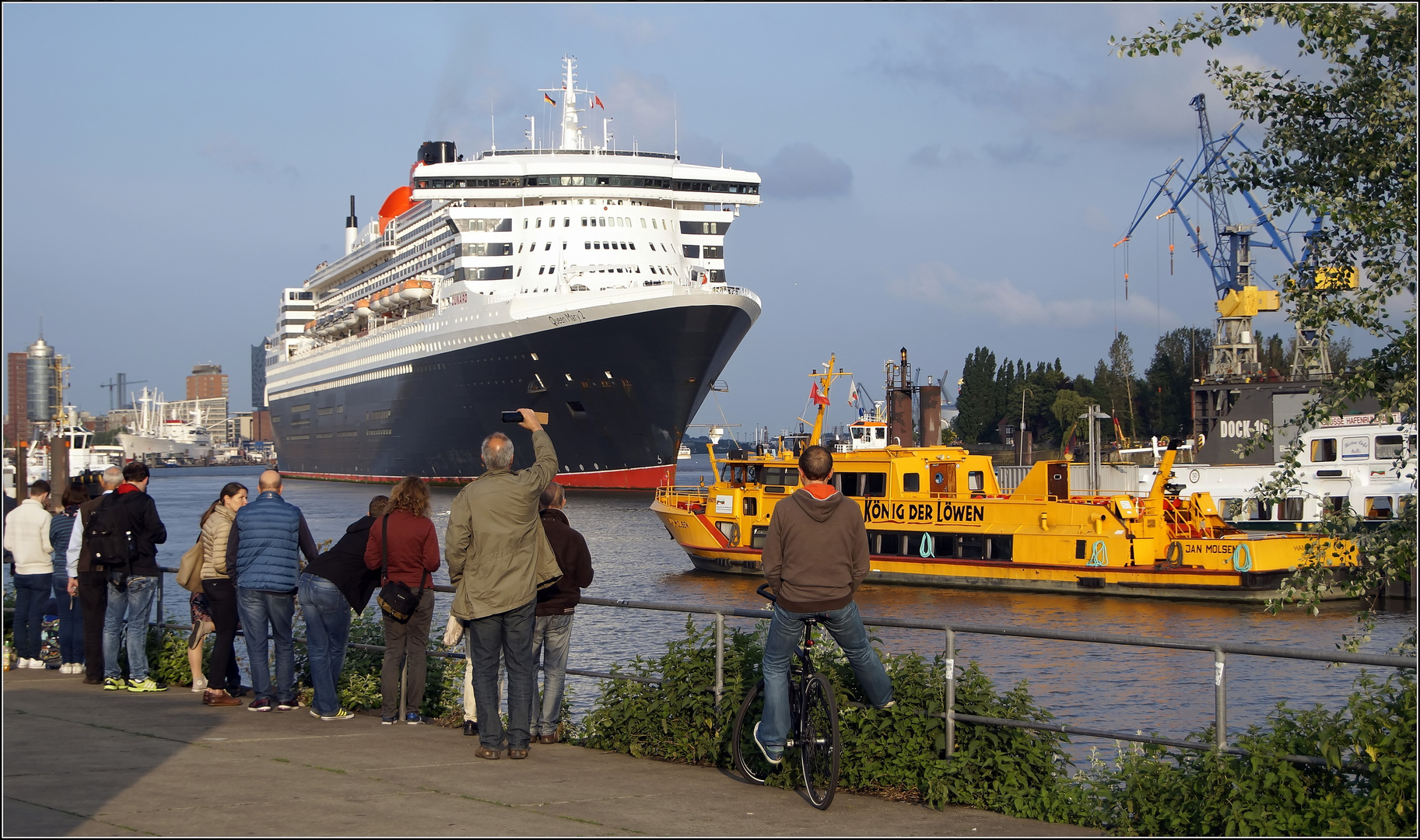 die "QUEEN MARY 2" parkt rückwärts ein....