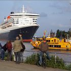 die "QUEEN MARY 2" parkt rückwärts ein....