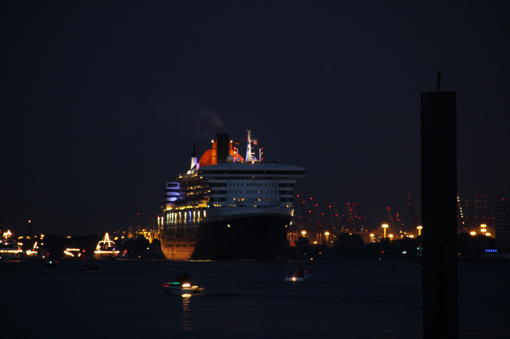 Die Queen Mary 2 taucht auf...