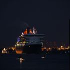 Die Queen Mary 2 taucht auf...