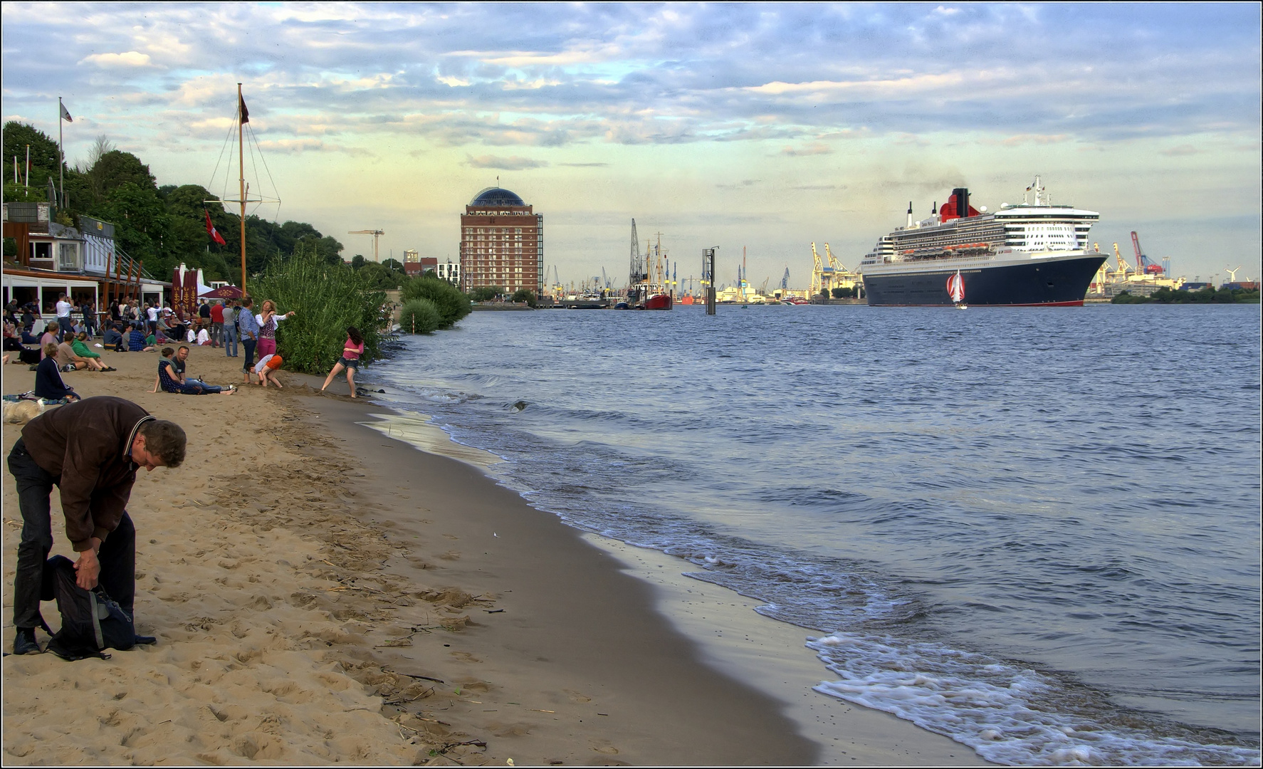 die "QUEEN MARY 2" verabschiedet sich....