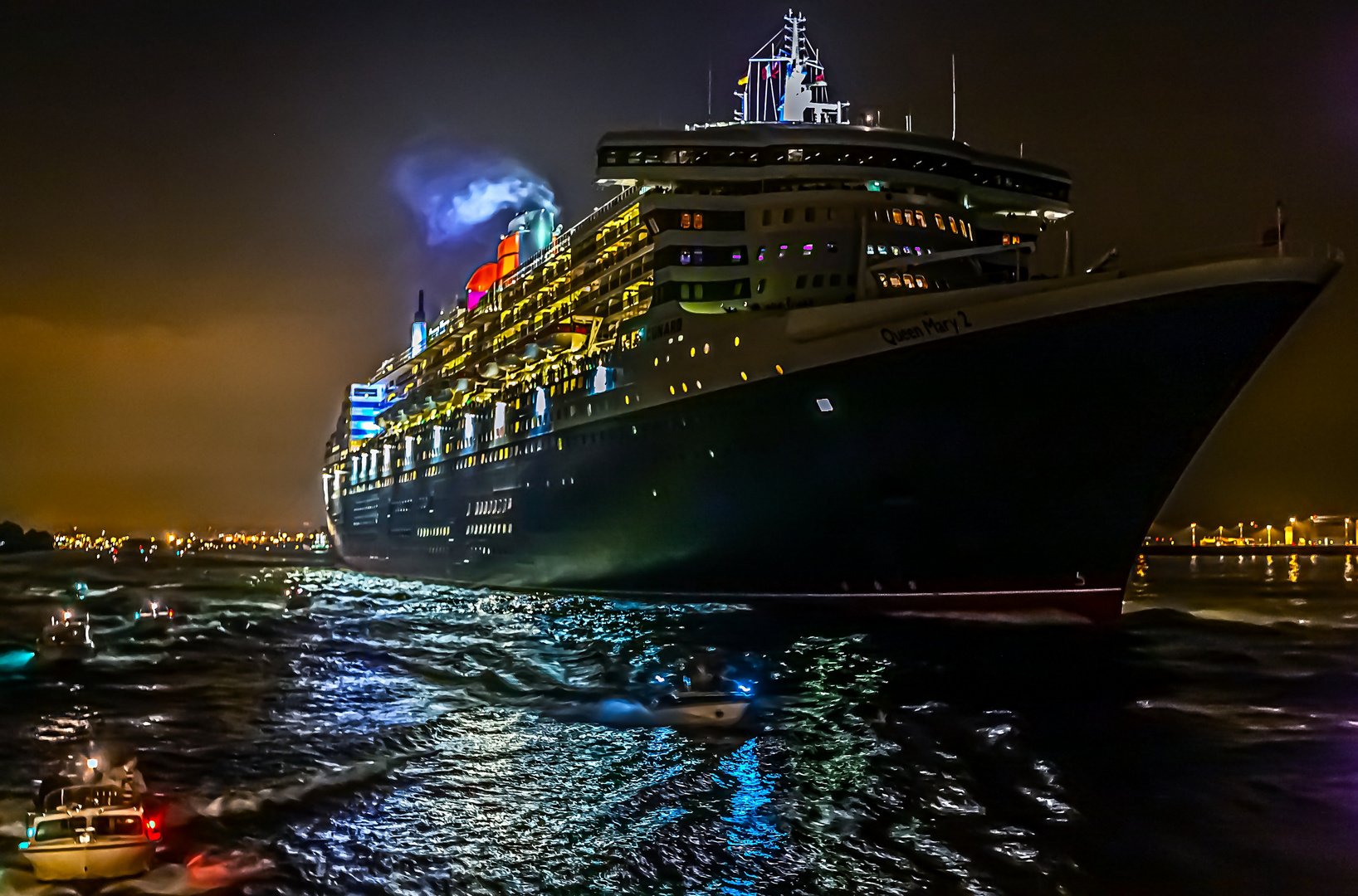 Die Queen Mary 2 verlässt Hamburg.