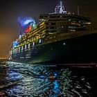 Die Queen Mary 2 verlässt Hamburg.