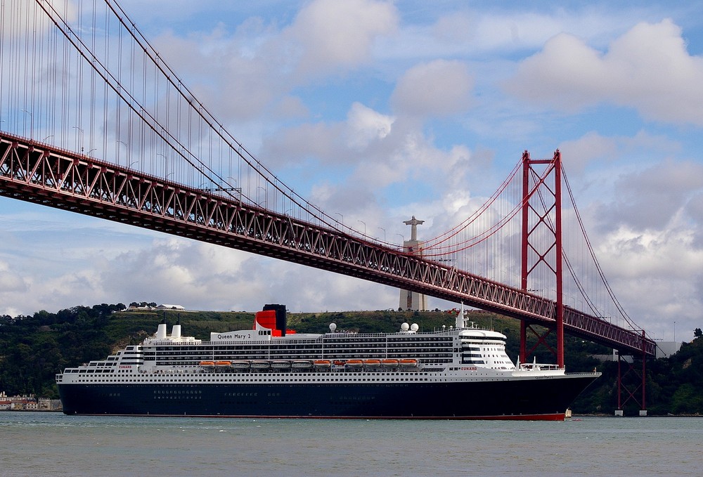 Die Queen Mary 2 verlässt Lissabon