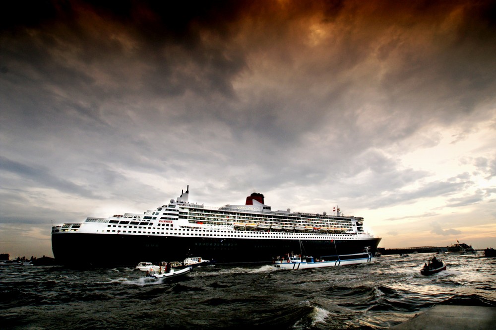 Die Queen Mary beim Abschied aus Hamburg